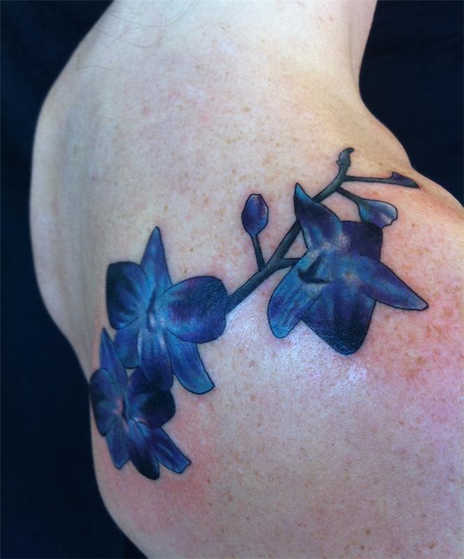 Mėlynos orchidėjos gėlių tatuiruotė ant peties nugaros moters