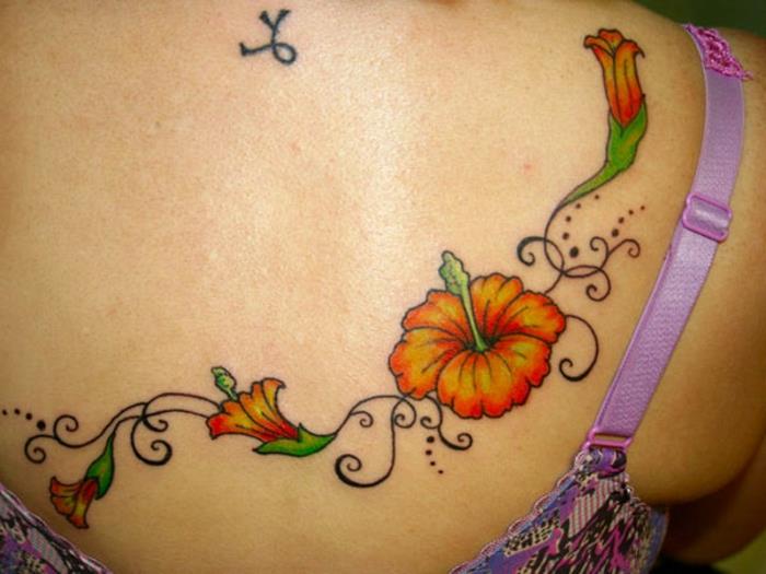gėlių tatuiruotė, gražus gėlių dizainas nugaroje, stebuklinga oranžinė gėlė tatuiruotė ant nugaros