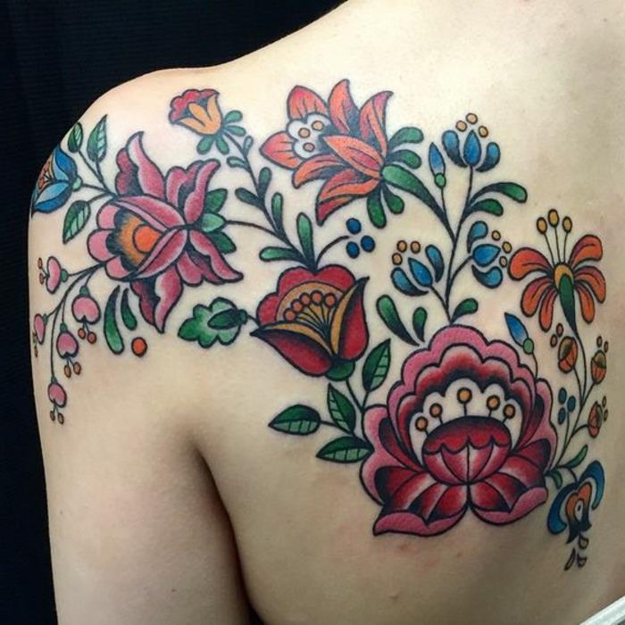 gėlių tatuiruotė, įvairiaspalvis gėlių dizainas, moters nugaros tatuiruotė, gražios gėlės