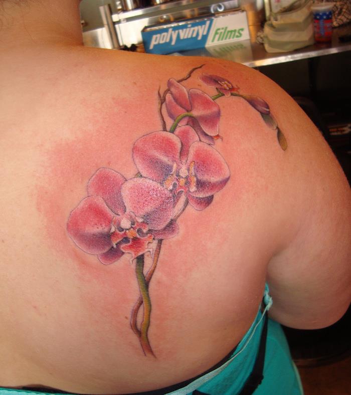 piešti rožinę orchidėjos pečių moters gėlių tatuiruotę