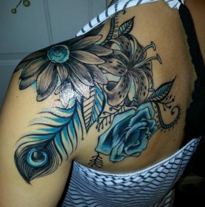 gėlių tatuiruotė, moters pečių tatuiruotė, mėlyna juoda tatuiruotė, povo plunksnos