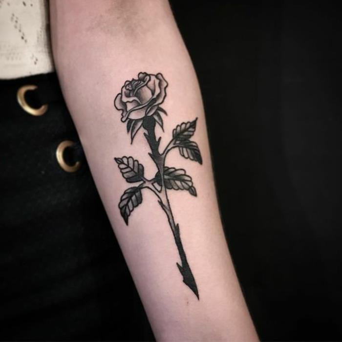gėlių tatuiruotė, juoda rožė su erškėčiais, tatuiruota ant dilbio, tatuiruotė moteriai