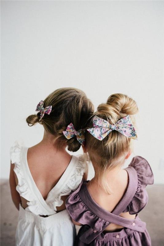 Dvi žavios merginos, seserys dirbtiniais plaukais, gėlių juostelių šukuosenos, greita ir lengva šukuosena, lengva šukuosena, grožis
