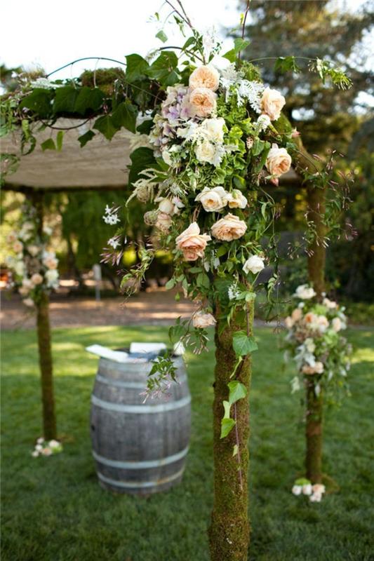 Düğün için çiçek montajı Çok güzel bir düğün için çiçek dekorasyonu