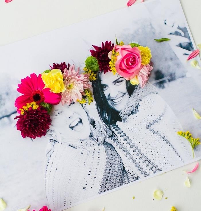personalizirana 3 -d fotografija s krono svežega cvetja, prilepljeno na lase dveh deklet, ideja za darilo, ki bi jo lahko naredila njena najboljša prijateljica
