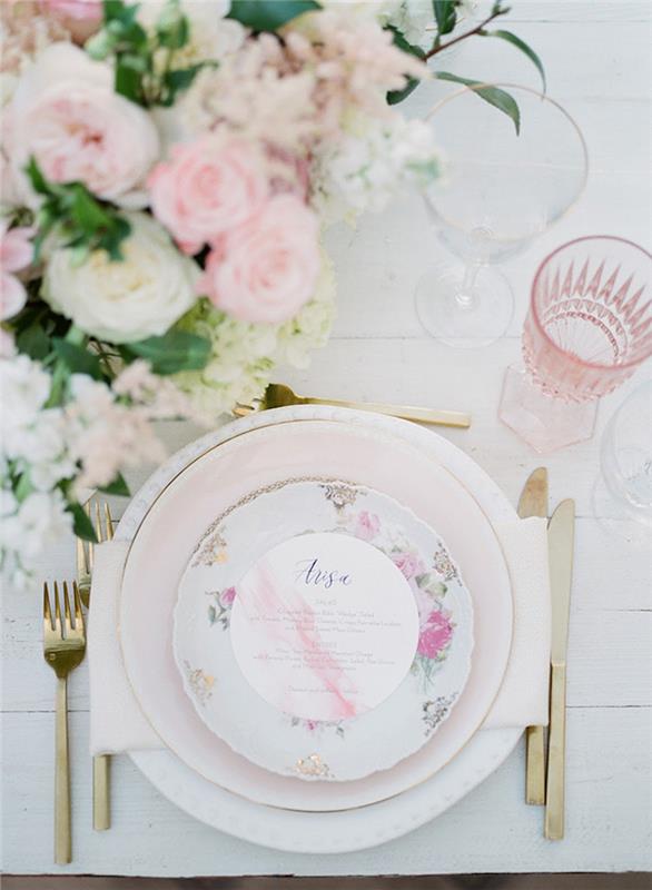 Rustikalna poročna namizna dekoracija Poročna osrednja enostavna in elegantna romantična dekoracija cvetje in zlati kuhinjski pripomočki