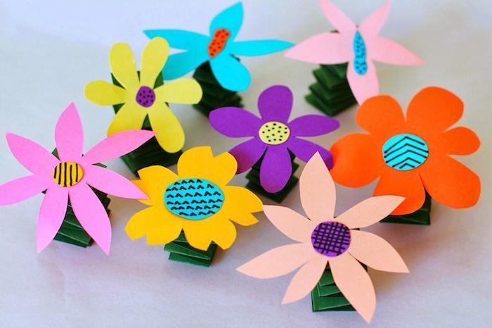 cvet v steblu papirja, zloženega v harmoniko, in cvet iz barvnega papirja s središčem v krogu barvnega papirja z različnimi vzorci