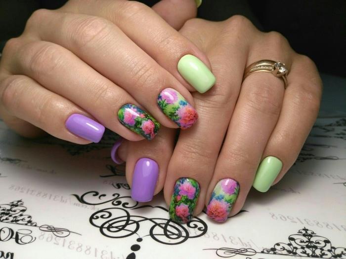 barvni trend 2018, gel nail deco v vijolični in zeleni barvi s cvetličnim dizajnom, gel podaljški na kratkih nohtih