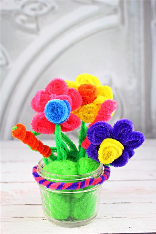 šenilinės gėlės stikliniame inde, motinos dienos dovanos idėja, kurią nuo mažens pasigaminti su vaikais
