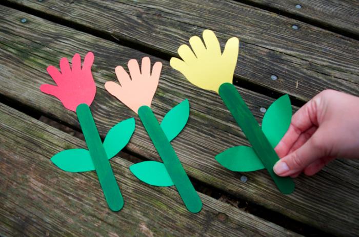 „pasidaryk pats“ tulpės formos žyma su mažo vaiko rankos atspaudu, vaikų darželio motinų dienos idėja