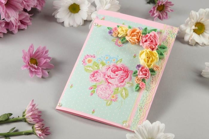 „Pasidaryk pats“ atviruko šablonas, pagamintas iš pastelinio rožinio popieriaus ir pastelinės žalios spalvos lapelio su rožiniais gėlių raštais, pasidaryk pats atvirukas su nėrinių kraštu