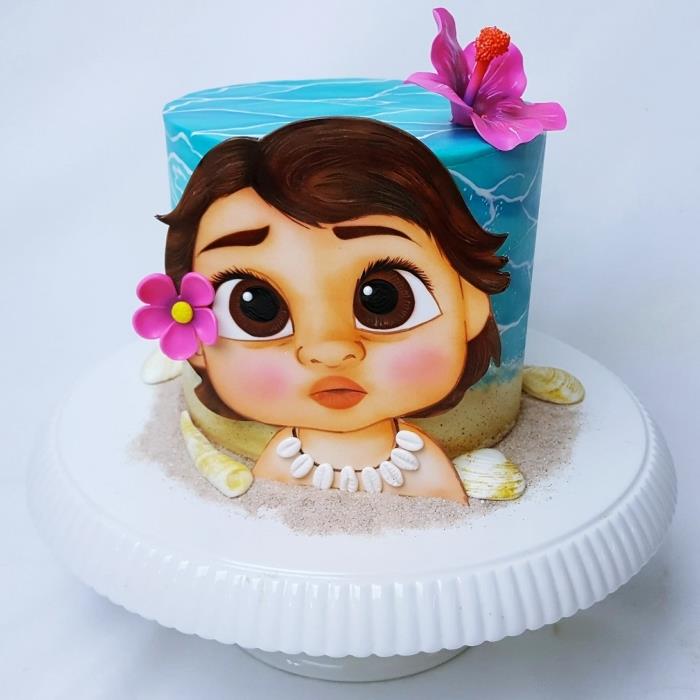 „vaiana“ dekoravimo idėja ant „Disney“ pyrago, pagaminto iš turkio ir balto fondanto, modeliuokite kūdikio vaianos veidą su fondantu ir maistiniais dažais