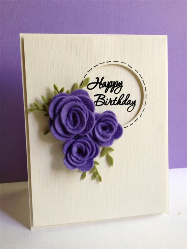 lengva popieriaus meno technika, gaminant atviruko popieriaus gimtadienio atviruką su purpurinių gėlių dekoravimo laužu