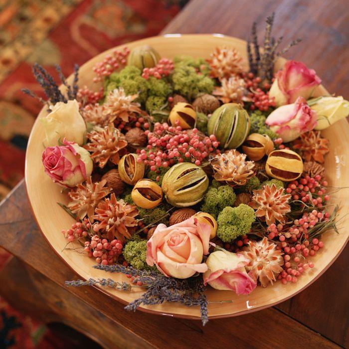 okrasne suhe rože vrtnice lavabde in sadike v lesenem krožniku primer dekoracije doma, ki ga naredite sami