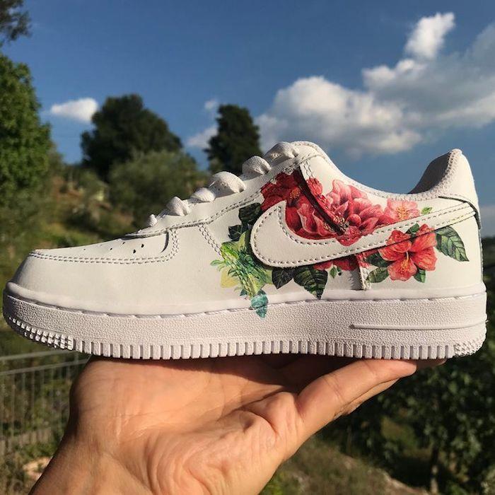 Nike z vrtnicami in drugimi čudovitimi rožami, ideja za bele čevlje po meri čevlja, osebni navdih za košarko