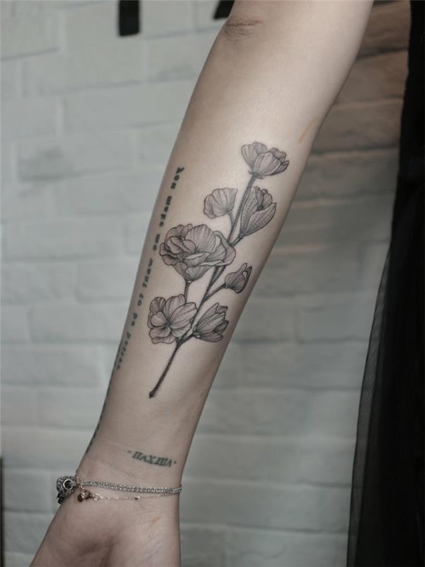Graži geometrinė tatuiruotės idėja, stilizuota šarvuotojo žmogaus meno kūrybos tatuiruotojo idėja tulpės