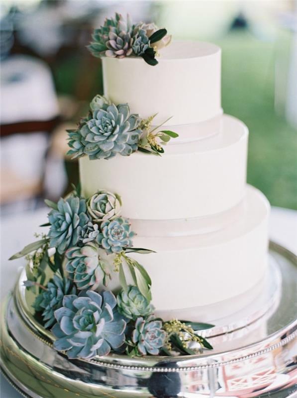 Vestuvinis tortas, vestuvių torto figūrėlė, originalus vestuvių tortas, žali augalai paprastam trijų pakopų torto dekoravimui, padengti baltu fondantu