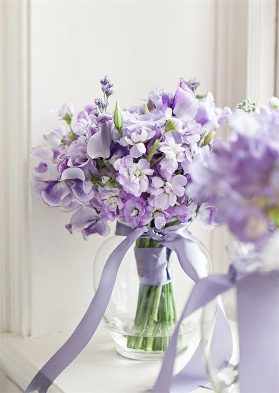 violetinės gėlės-ledo vazoje