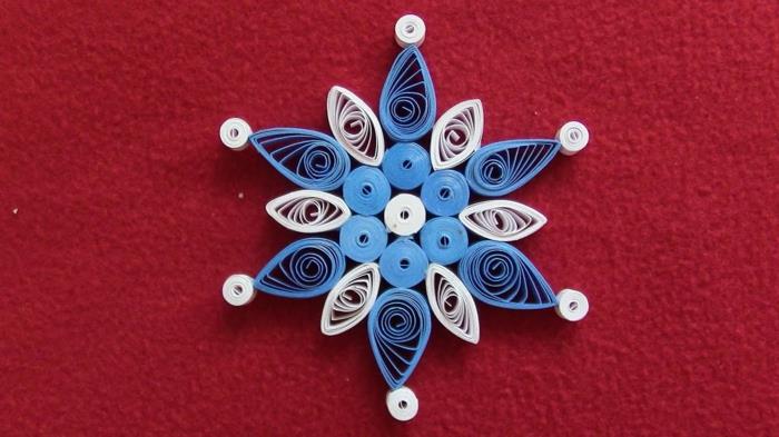 quilling yapmak, mavi ve beyaz kar tanesi, el yapımı Noel dekorasyonu