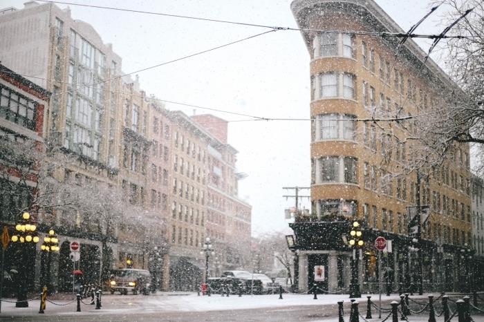 İndirmek için ücretsiz Noel resmi, kışın bir şehre düşen kar fotoğrafı, ışıklar açıkken