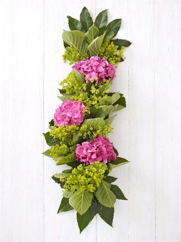 tekač za cvetlične mize, roza hortenzije, zeleni listi, osrednji deli jedilne mize, leseno ozadje