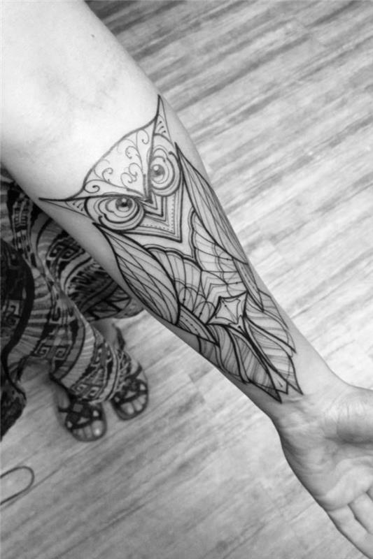 ravnotežna tetovaža, velika geometrijska sova, tetovirana na podlakti, deklica s krilom in sandali