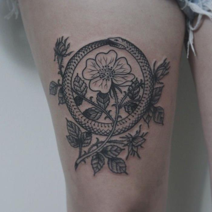 cvet s trnjem, kača, ki se sama prehranjuje, tetovaža ravnotežja, na stegnu deklice