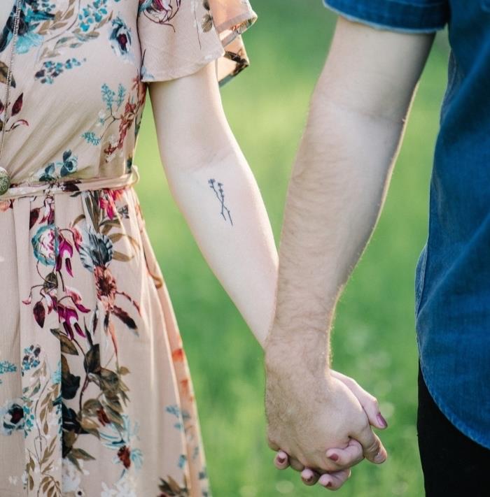 roža tetovaža podlakti, par, ki se drži za roke, srčkane male tetovaže, cvetlična obleka, majica iz jeansa