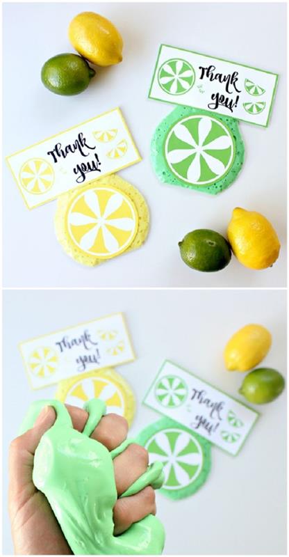 citrinos ir žaliosios citrinos, ir dvi padėkos užrašai, geltonos ir žalios spalvos, dedami šalia dviejų apvalių gleivių gabalėlių, papuoštų kaip citrusiniai vaisiai, ranka spaudžiant purų žalią gleives