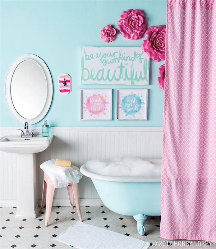 Beyaz ve açık mavi iki tonlu duvar, duvarda pembe perde ve plastik güller, banyo duvar dekorasyonu, banyo ilhamı