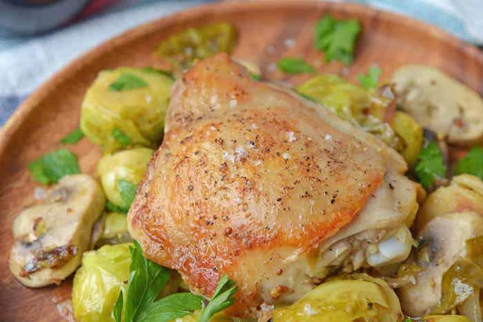 Pollo con cavolini di bruxelles, pollo con funghi, cosa cucino oggi, cena in piatto di legno