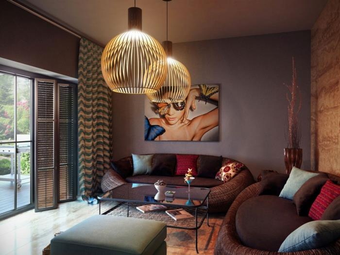 svetainė pastelinės spalvos fone, dvi bambuko lempos, meninė fotografija, šaunios sofos