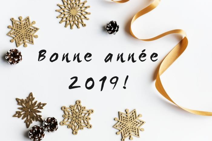 srečno novo leto 2019 podoba, ideja za voščilnico za novo leto 2019, zvezde okrasnih predmetov in božični trakovi