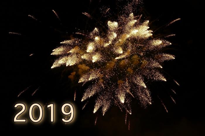 Čestitka za novo leto 2019, novoletno fotografiranje, fotografija ognjemeta za praznovanja ob koncu leta