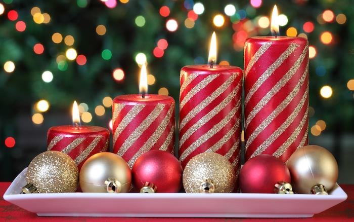 Kalėdų centro idėja, nemokami kalėdiniai vaizdai, raudoni ir auksiniai kalėdiniai rutuliai, raudonos žvakės su žvilgančiomis juostelėmis, eglutė fone