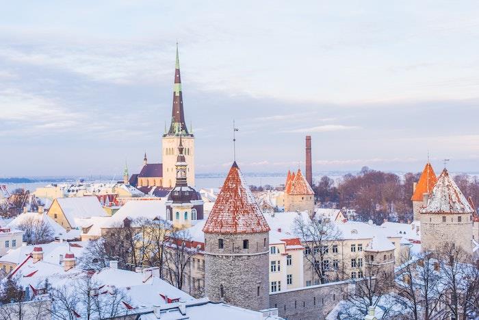 žiemos kraštovaizdžio tapetai, talinas veikiamas sniego, viešųjų pastatų miesto rėmas padengtas sniegu