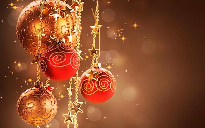 raudoni ir auksiniai blizgantys Kalėdų rutuliai ir mažos perlų ir auksinių žvaigždžių girliandos rudame fone, Kalėdų tapetai