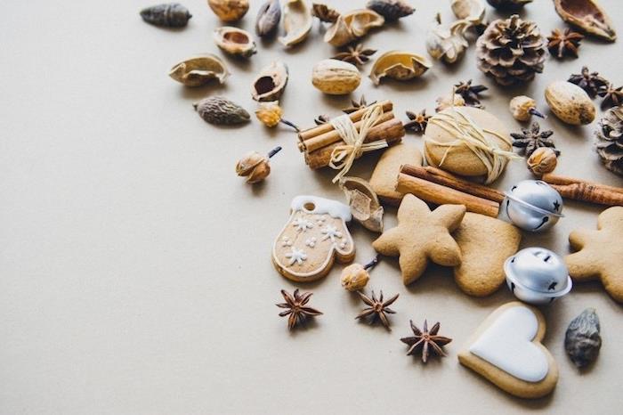 Kalėdiniai tapetai sausainiuose, cinamonas, kankorėžiai ir graikiniai riešutai, nemokama gurmaniško Kalėdų atviruko idėja