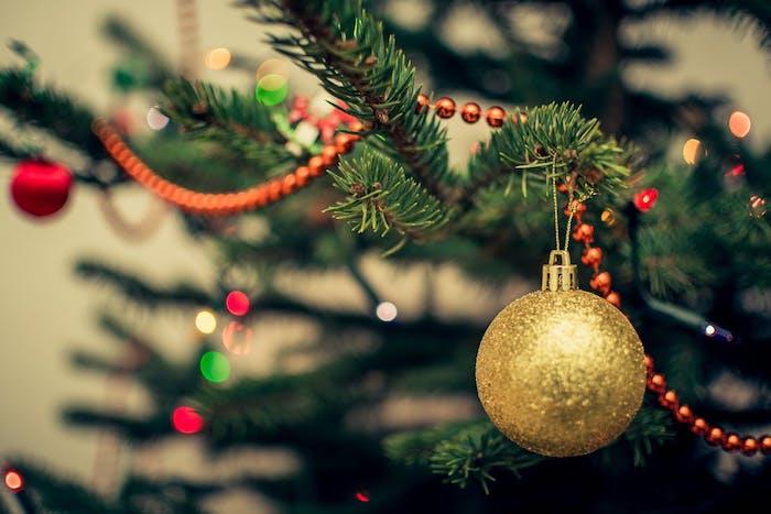 nemokami Kalėdų vaizdai, Kalėdų eglutė, papuošta raudona perlų girlianda ir auksiniu Kalėdų kamuoliu