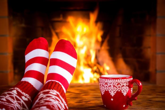 nemokami kalėdiniai vaizdai, romantiškas židinys, raudonos ir baltos kojinės ir puodelis karšto šokolado, higge atmosfera, kokonavimas