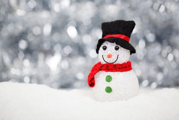 nemokami kalėdiniai vaizdai, sniego senelis su raudona skara ir juoda skrybėle baltame fone