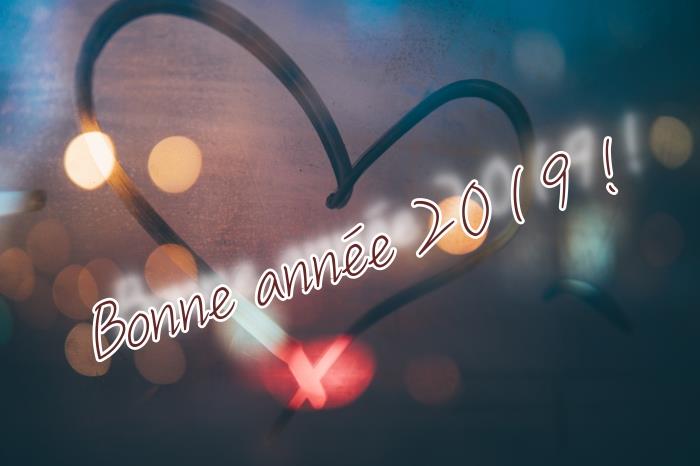 romantična fotografija za novo leto, ideja za ozadje računalnika 2019, slika nočnih luči z besedami srečno novo leto 2019