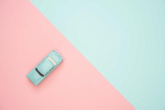 bir oyuncak araba ile pembe ve mavi iki parçaya bölünmüş pastel duvar kağıdı
