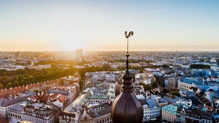 bažnyčios viršūnė su bronziniu gaidžiu, Europos miestas, skaidrus mėlynas dangus be debesų, vasaros atmosfera, kylanti saulė