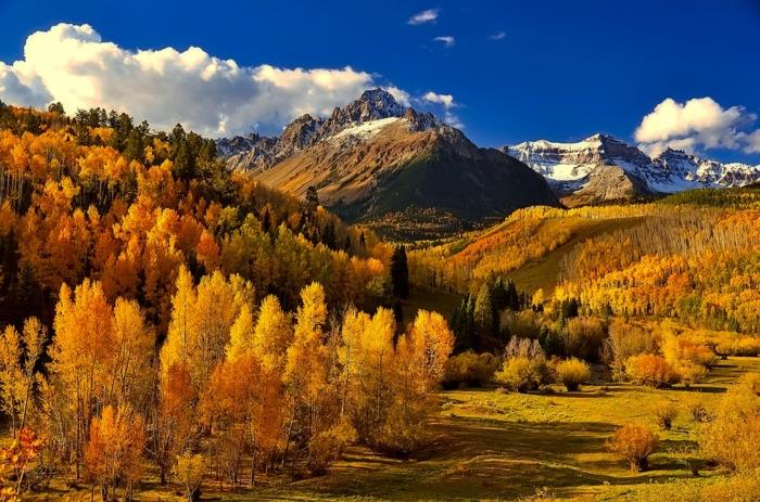 gora v jesenskih barvah, beli oblaki, modro nebo, rumena drevesa, hribi, pokrajinska ozadja brezplačno za računalnik