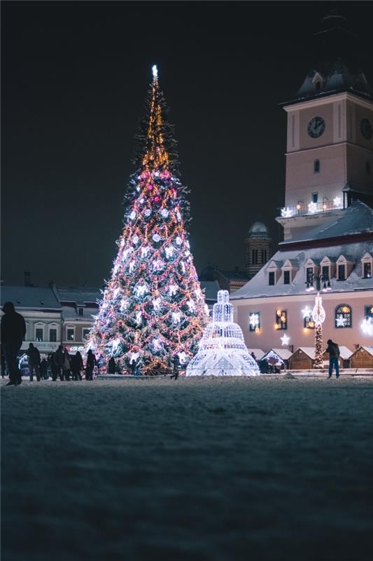 Linksmų Kalėdų nuotrauka išmaniųjų telefonų tapetams, lauko Kalėdų dekoravimo fotografija su dideliu ryškiu medžiu