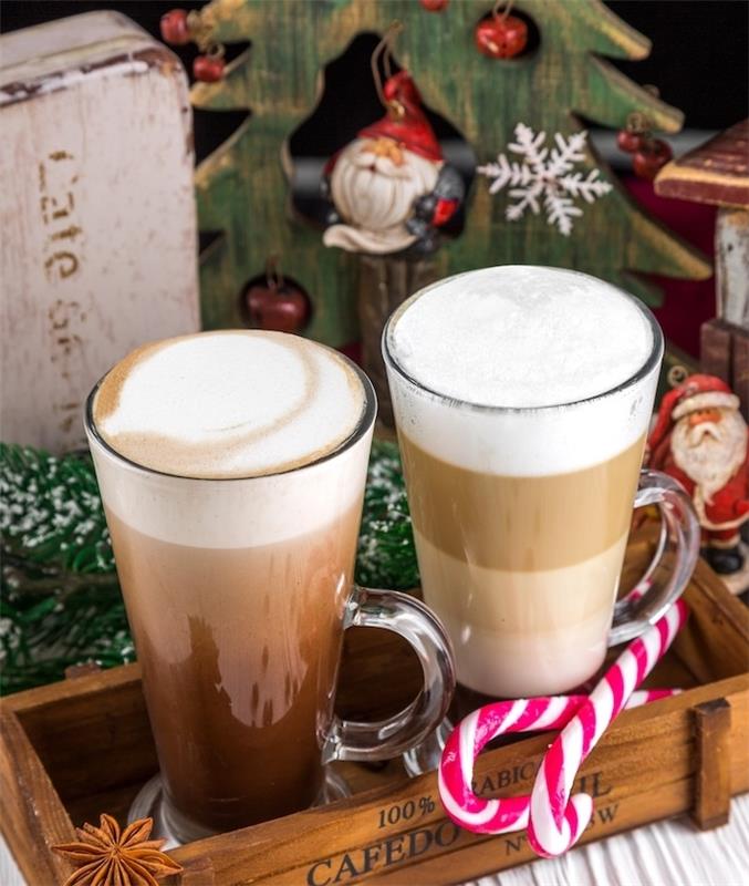 Kalėdų tapetai, karštas šokoladas stikliniuose puodeliuose, sudėtuose į medinį krepšį, kalėdinės dekoracijos, Kalėdų Senelis ir Kalėdų eglutės raštai