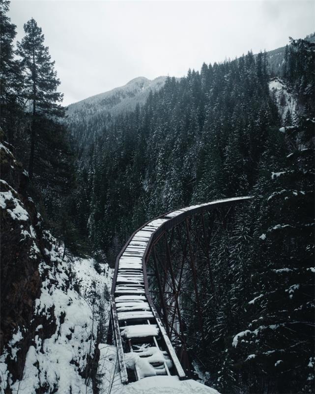 2019 m. Kalėdų vaizdas „iPhone“ tapetams, balta ir juoda nuotrauka su žiemos kraštovaizdžiu, snieguotų kalnų fotografija