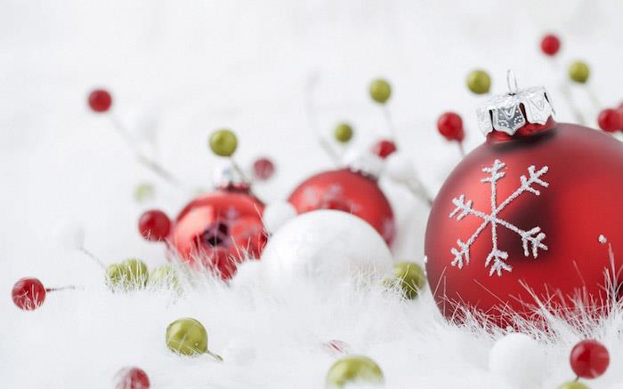 kalėdiniai tapetai, raudoni ir balti kalėdiniai rutuliai, žvilgančios pilkos snaigės, holly, baltame fone,