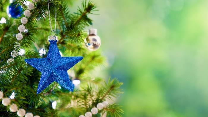 Kalėdų eglutės tapetai, žalia eglutė, papuošta balto perlo girlianda, mėlyna Kalėdų žvaigždė ir Kalėdų kamuoliukai